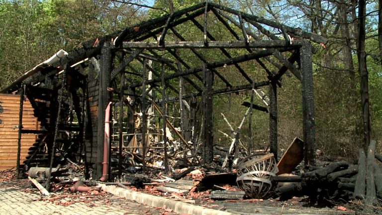 Milliós a kár a leégett Harkály Házban (videó)