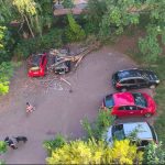 Parkoló autóra dőlt egy fa a Verseny utcában