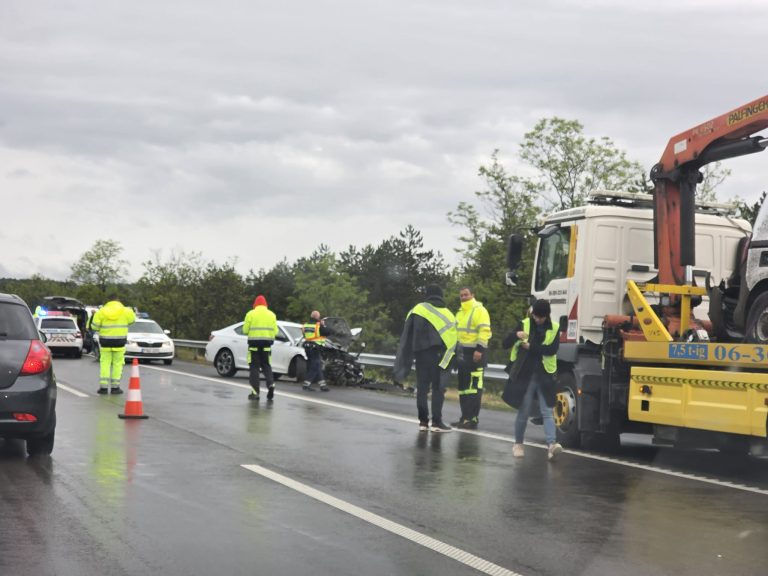 Torlódás az M3-ason: Bag térségében csúszott meg egy autó