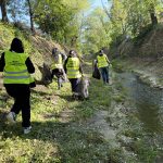 Autógumi, törmelék- a patakmedret tisztították az önkéntesek