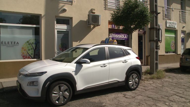 Hamarosan elektromos, automataváltós oktatóautón is lehet tanulni