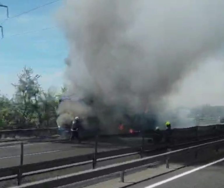 Videón az égő kamion az M3-as autópályán