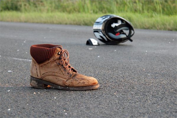 Szalagkorlátnak ütközött egy motoros a 24-es főúton