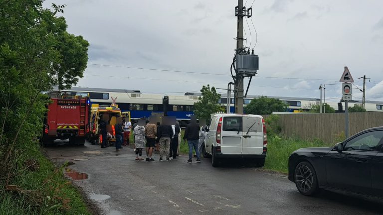 Vonat ütközött autóval Gyöngyösön