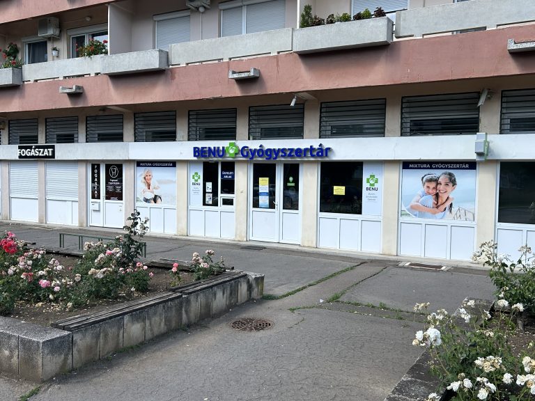 Ámokfutó a nyolcvanasi patikában