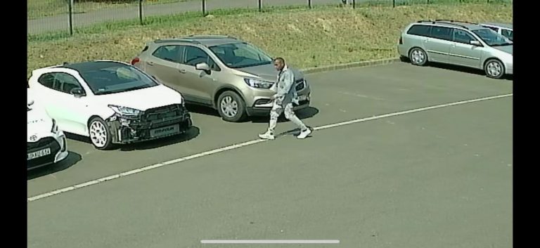 Autókereskedésből lopott – nagy erőkkel keresik