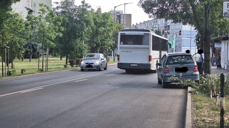 Baleset a buszmegállónál