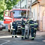 Az erkélyen keresztül mentettek a tűzoltók (galéria)