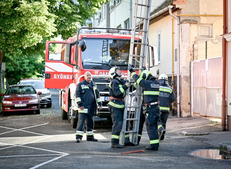Az erkélyen keresztül mentettek a tűzoltók (galéria)
