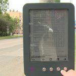 Új, modern tájékoztató kijelző a buszmegállóban