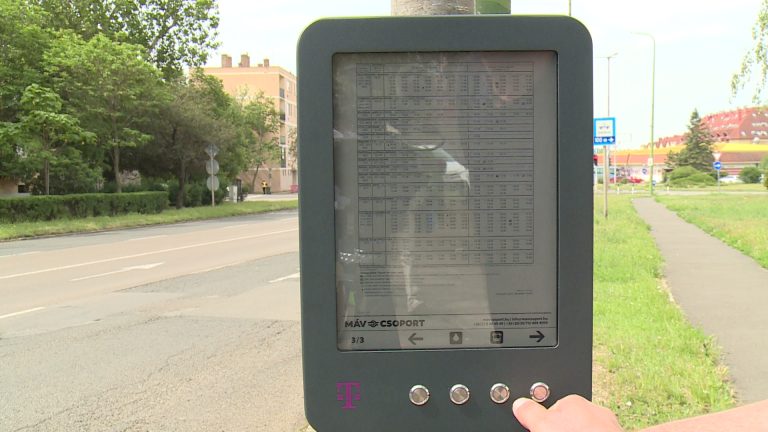 Új, modern tájékoztató kijelző a buszmegállóban