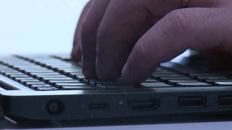 Csaknem ötmillió forintot csaltak ki egy 75 éves gyöngyösi
