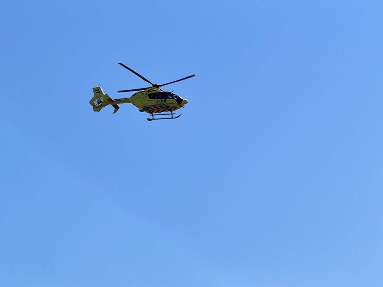 Baleset Gyöngyöstarjánnál – mentőhelikpoter érkezik a helyszínre