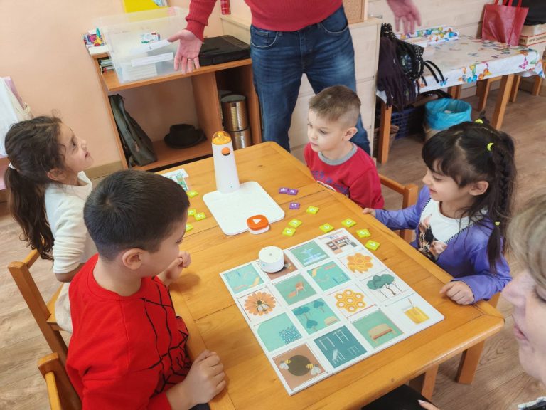 Játékos programozással ismerkedtek a gyöngyösoroszi gyerekek