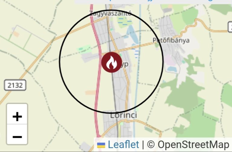 Lakatlan épület teteje ég Lőrinciben