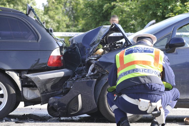 Kisbusz és teherautó ütközött az M3-ason, Gyöngyöshalásznál