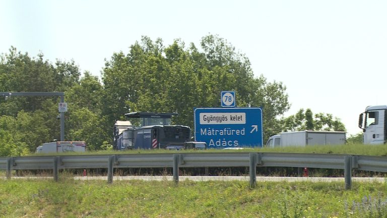 Tereléseknél mér sebességet a rendőrség az autópályán