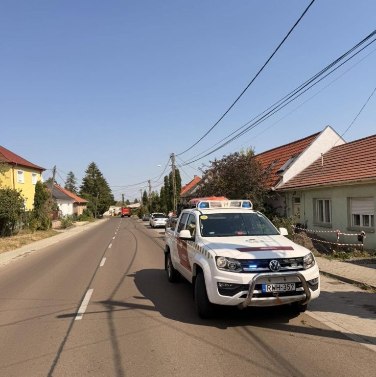 Parkoló autóra zuhant a vezeték