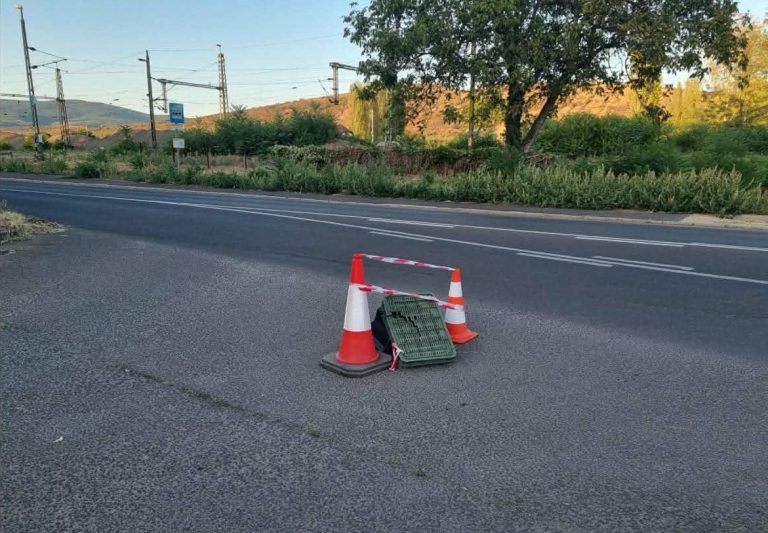 Helyreállítják a beszakadt aknafedelet a Radnóti utcában