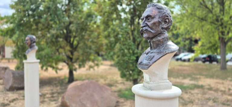 Helyreállítják az aradi vértanúk megrongált névtábláit