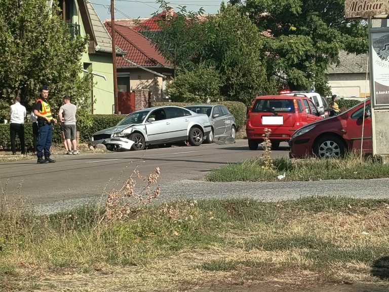 Két autó karambolozott a Püspöki utcában