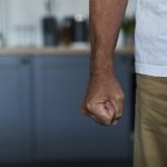 Könyékkel verte szét a szigetelést – elkapták az őrjöngő férfit