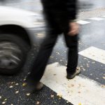 Gyalogost sodort el egy autós a buszmegállónál