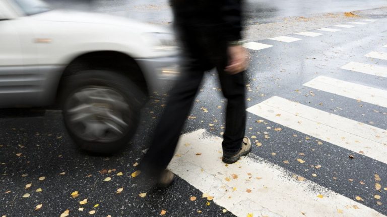 Gyalogost sodort el egy autós a buszmegállónál