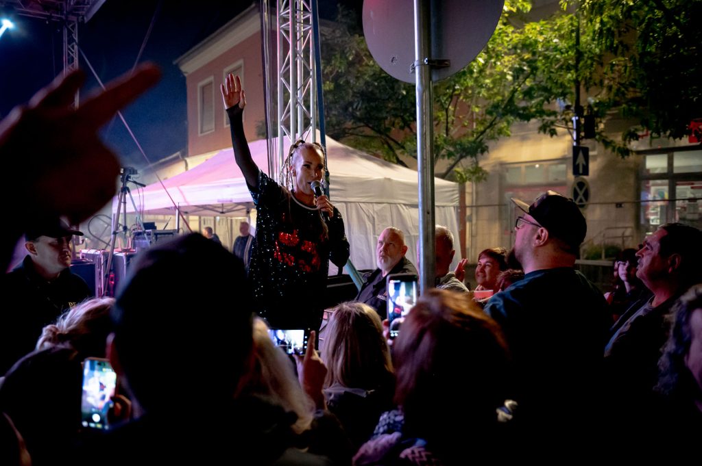 „A felnőttek homokozója a rockzenekar”- interjú Pásztor Annával