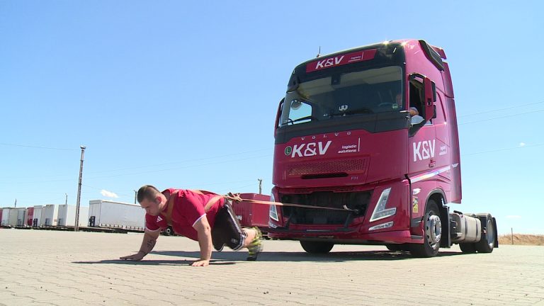 Mint forró kés a vajon- kamionokat húz el Viktor Martin