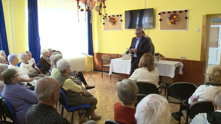 Ünnepi műsorral és köszöntéssel lepték meg az időseket