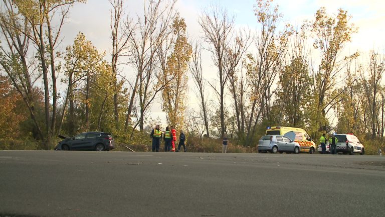 Összeütközött két autó a 3-as főúton Nagyrédénél