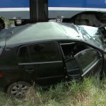 Piros jelzés ellenére hajtott a sínekre- bukja a jogsiját (videó)