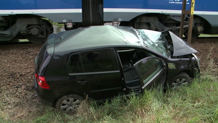 Piros jelzés ellenére hajtott a sínekre- bukja a jogsiját (videó)